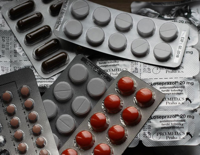 Drug packaging material testing instrument